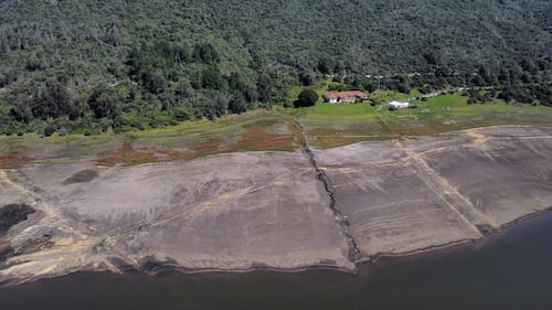 Detalle del bajo nivel de agua en el Embalse de San Rafael, en el municipio de La Calera, Cundinamarca, durante el ‘Fenómeno del Niño’ en abril de 2024